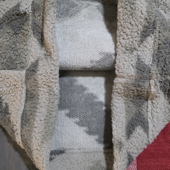 Cozy Geometric Pattern Hoodie - Picture 4 of 6